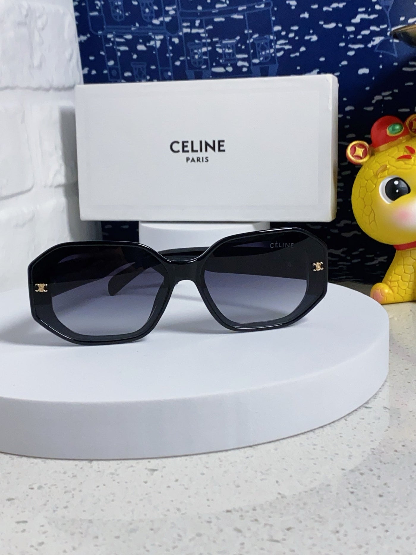 TRIOMPHE SQUARE SUNGLASS 566743 IN BLACK ACETATE GRADIENT SMOKE LENSES - Product Image 7