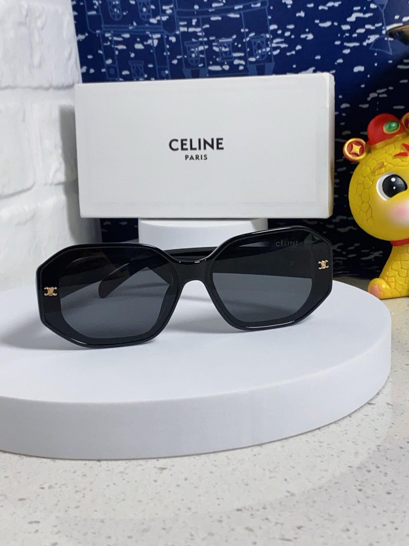 TRIOMPHE SQUARE SUNGLASS 566744 IN BLACK ACETATE - Product Image 4