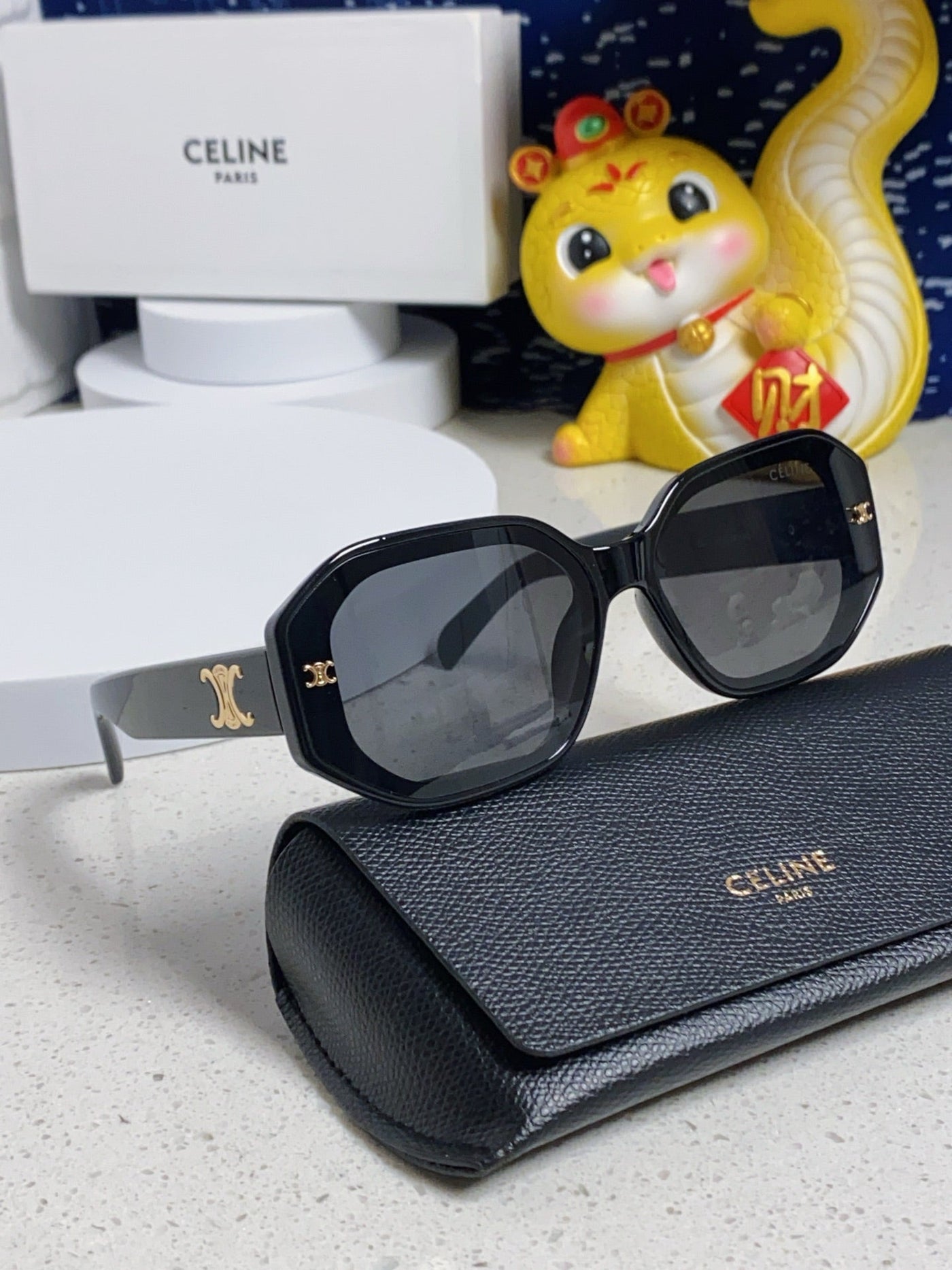 TRIOMPHE SQUARE SUNGLASS 566744 IN BLACK ACETATE - Product Image 8