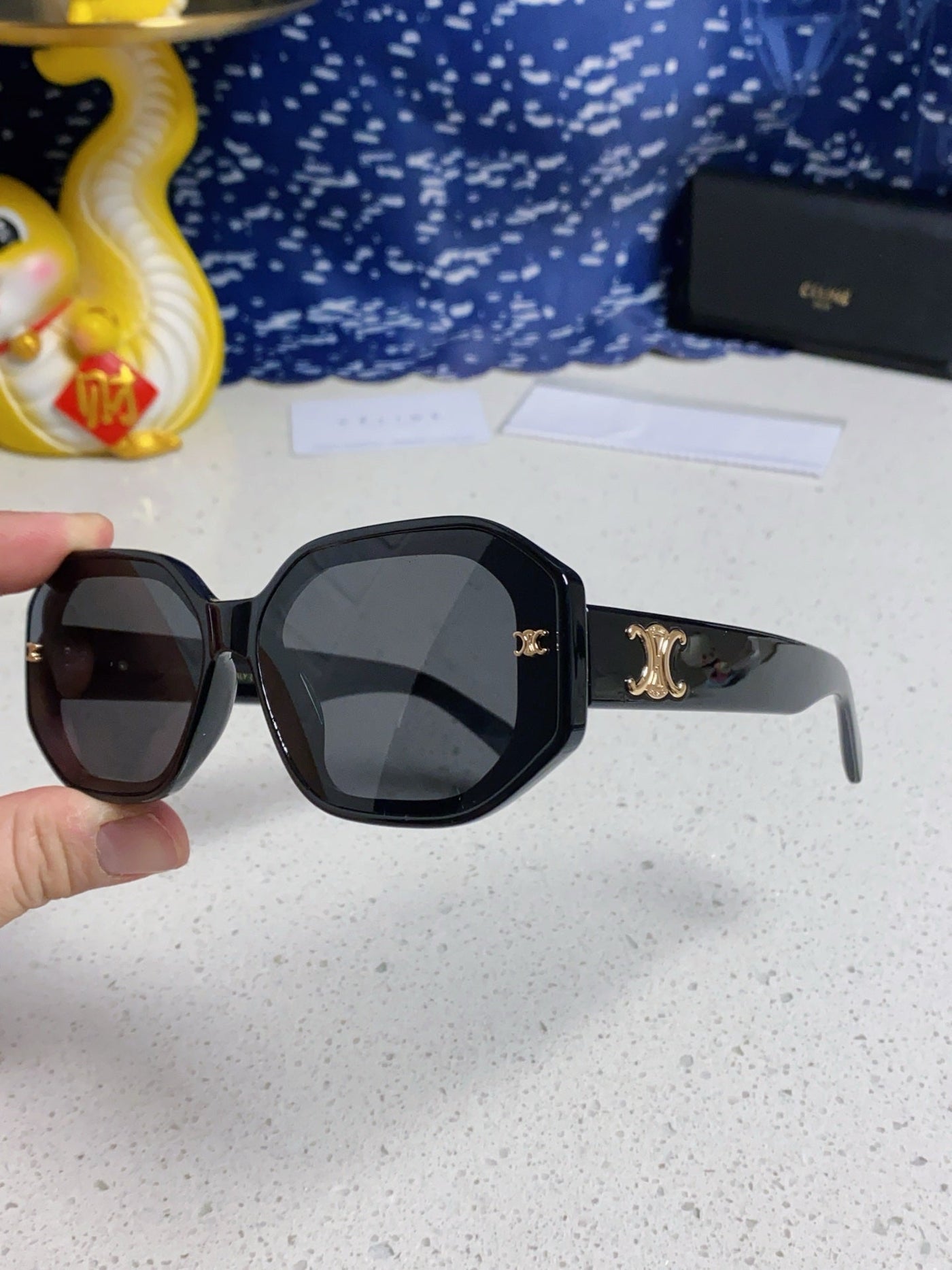TRIOMPHE SQUARE SUNGLASS 566744 IN BLACK ACETATE - Product Image 2