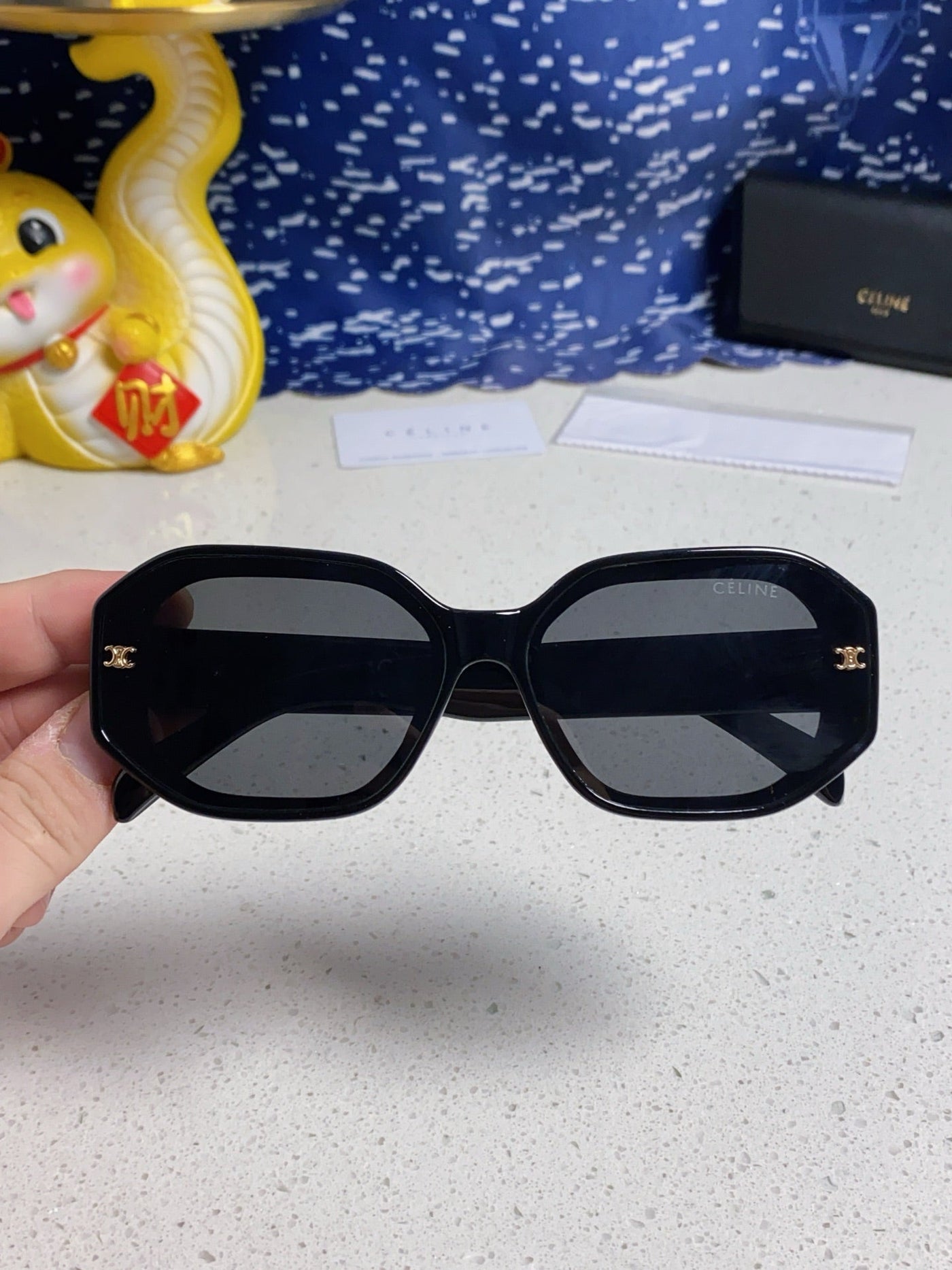 TRIOMPHE SQUARE SUNGLASS 566744 IN BLACK ACETATE - Product Image 9