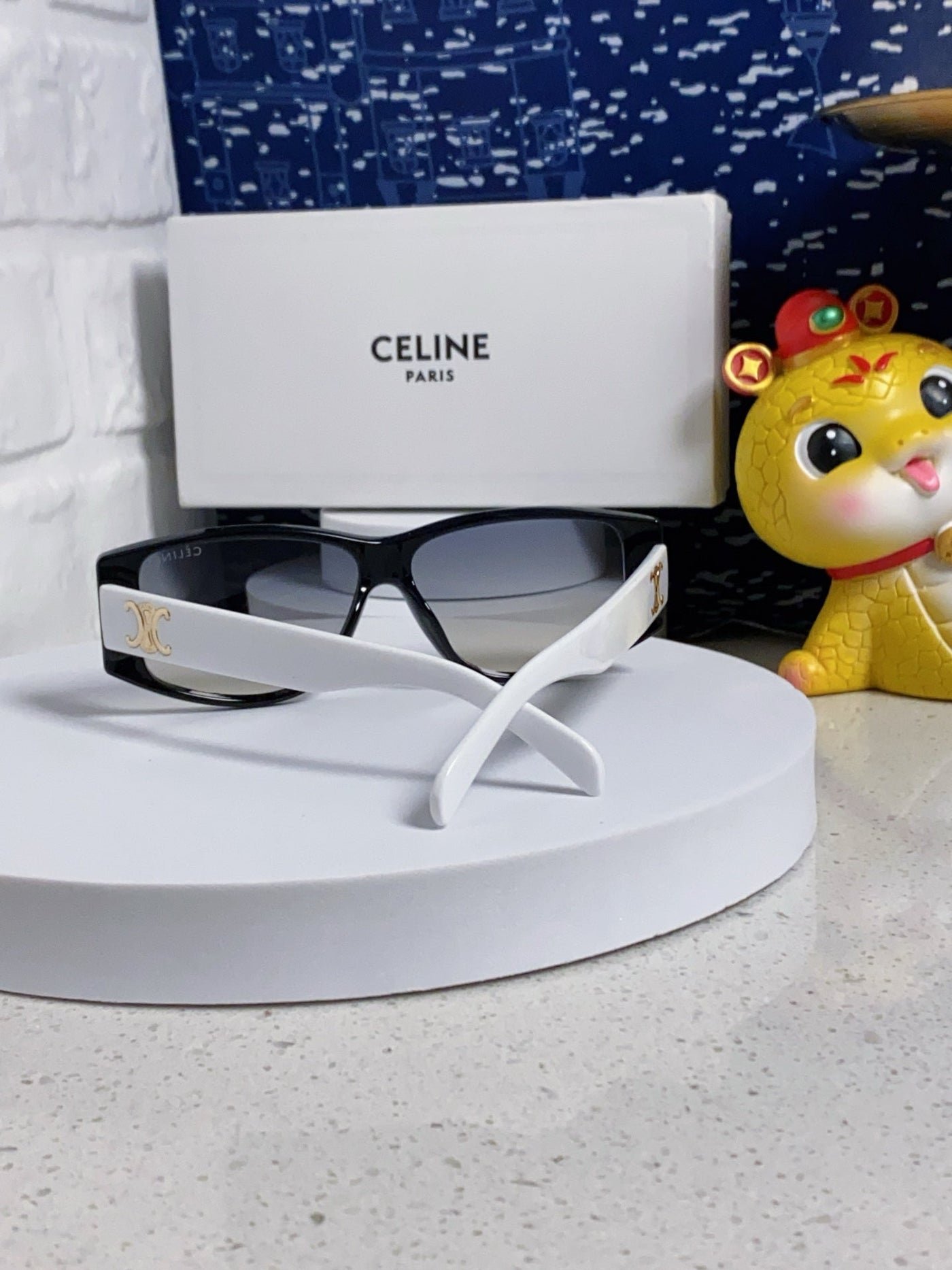 TRIOMPHE SUNGLASS 566216 IN BLACK AND WHITE ACETATE - Product Image 4
