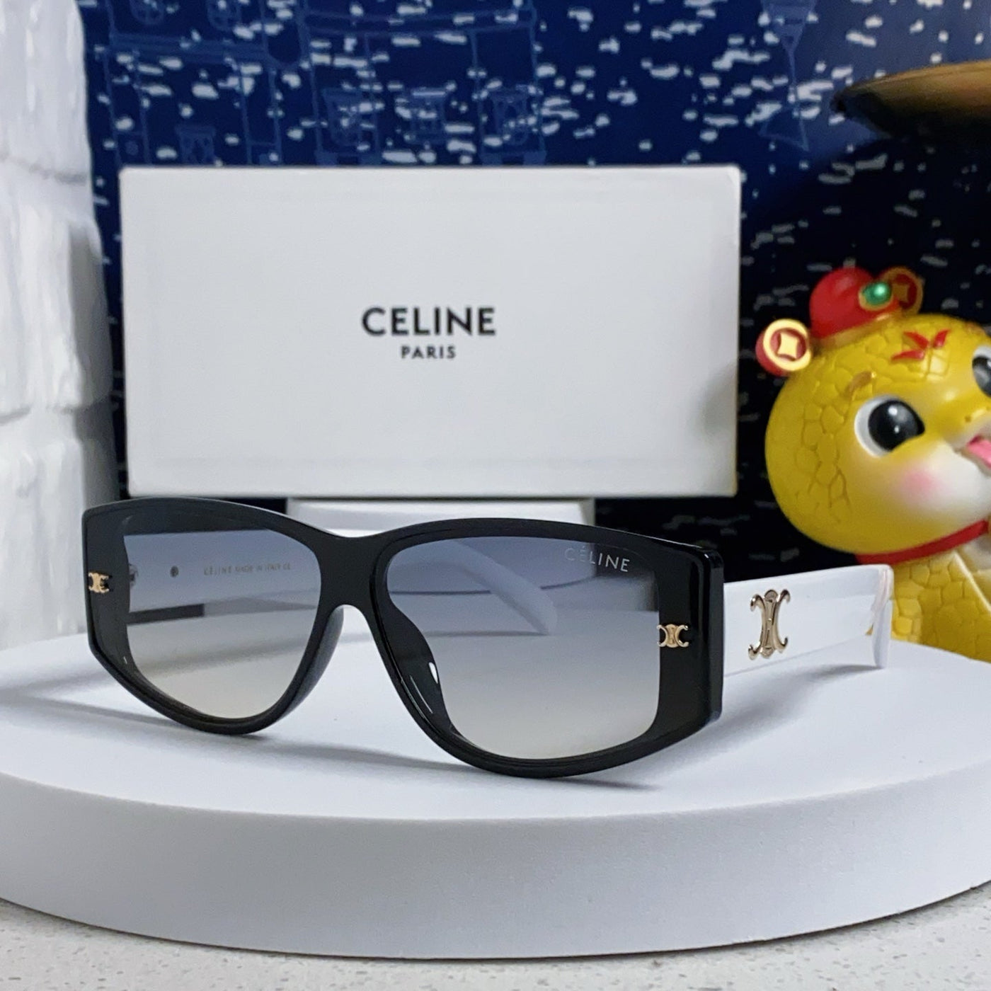 TRIOMPHE SUNGLASS 566216 IN BLACK AND WHITE ACETATE | Studio Nafay