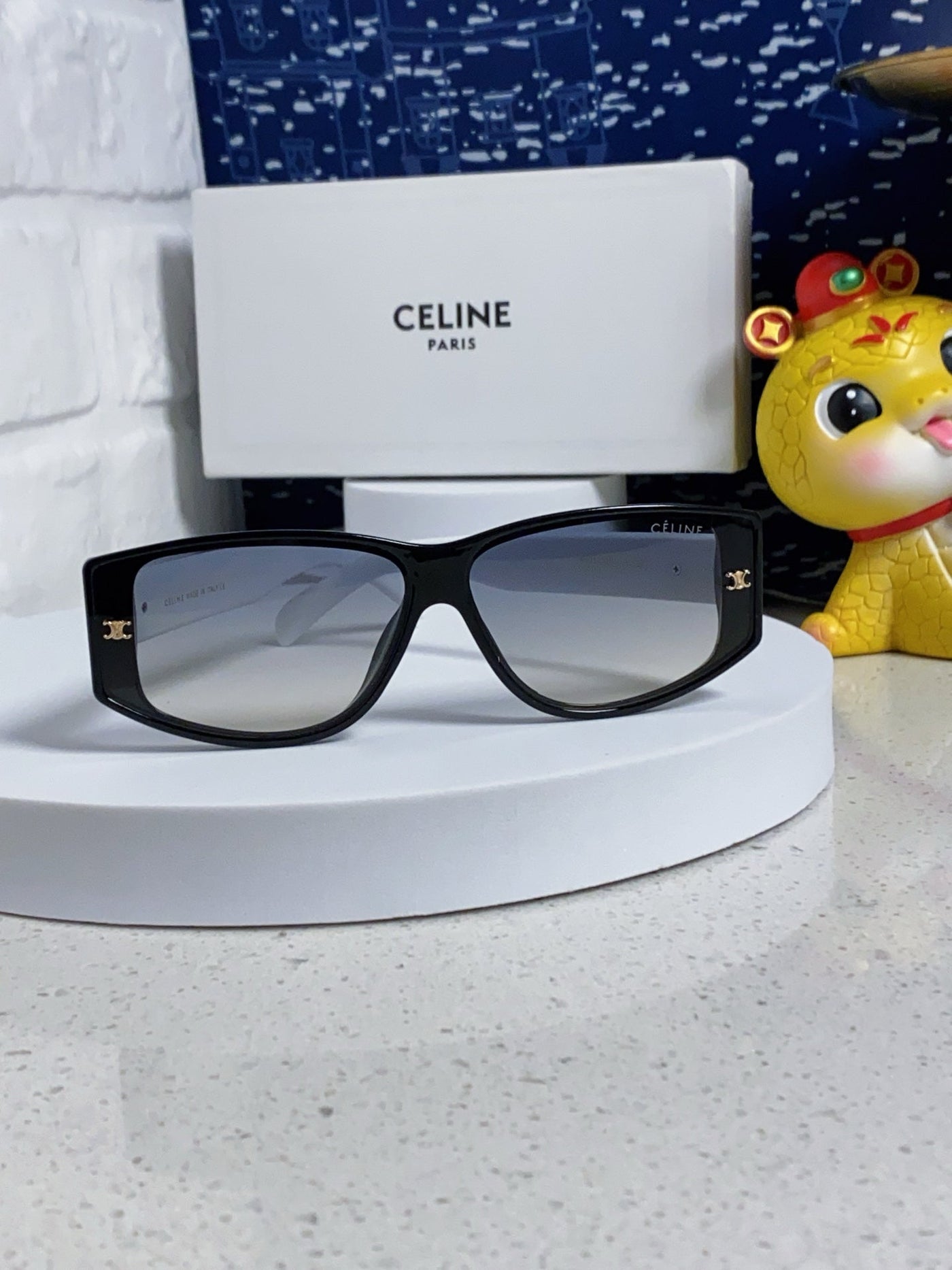 TRIOMPHE SUNGLASS 566216 IN BLACK AND WHITE ACETATE - Product Image 5