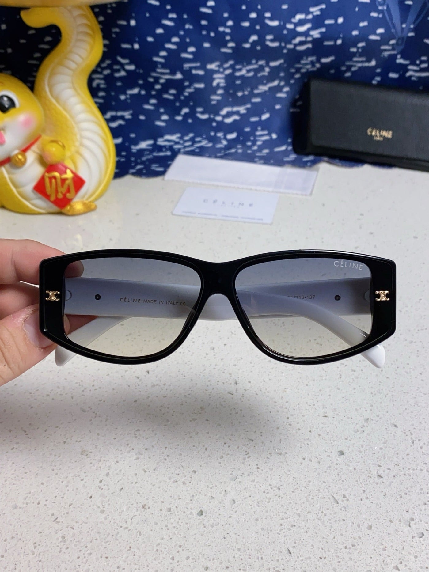 TRIOMPHE SUNGLASS 566216 IN BLACK AND WHITE ACETATE - Product Image 7