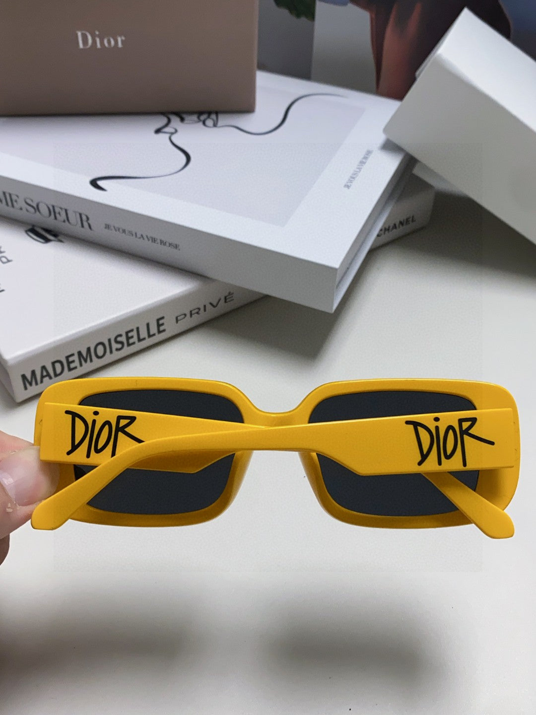 MONTAIGNE SUNGLASS 571593 IN YELLOW ACETATE TEXT LOGO - Product Image 2