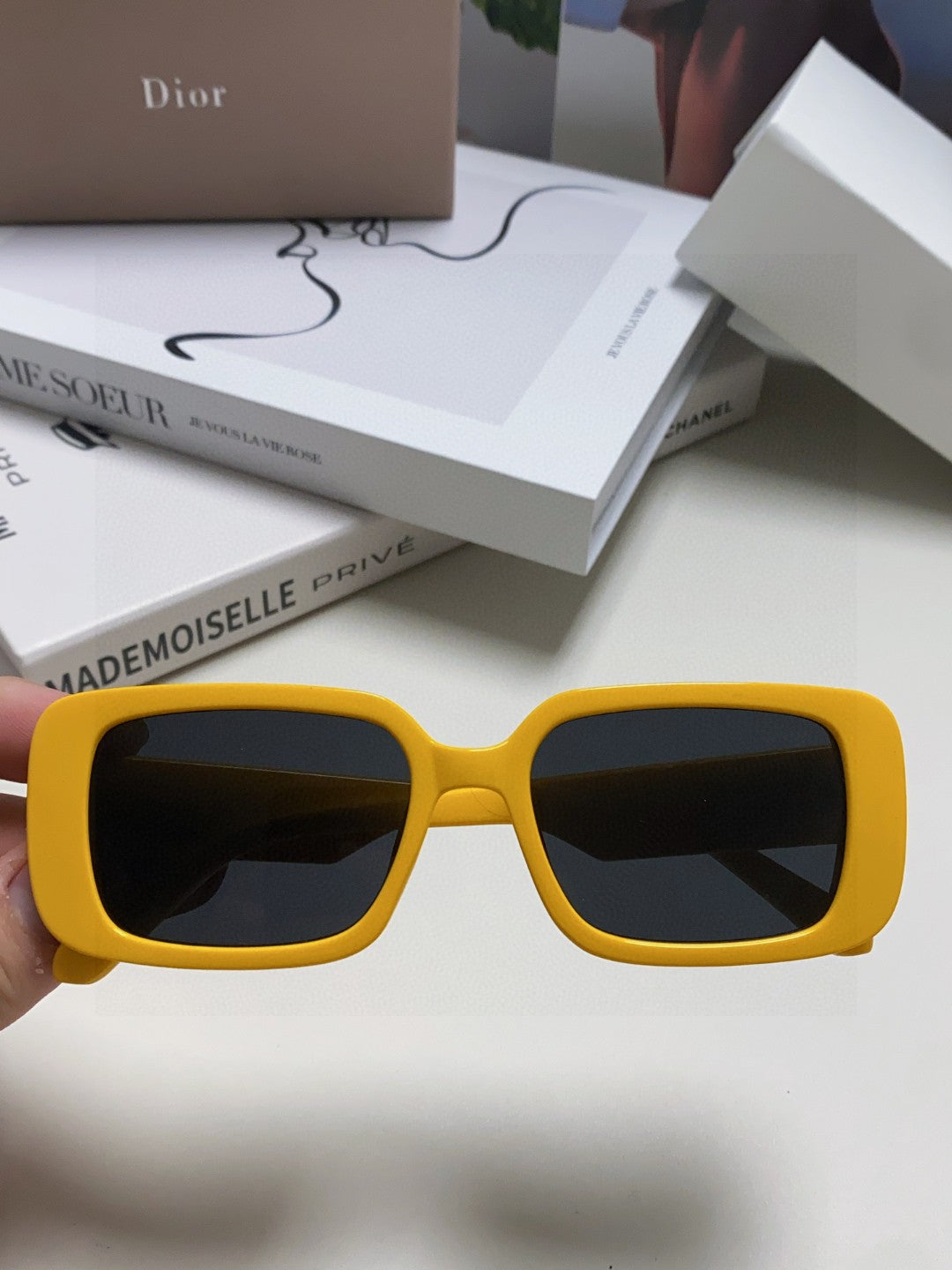 MONTAIGNE SUNGLASS 571593 IN YELLOW ACETATE TEXT LOGO - Product Image 4