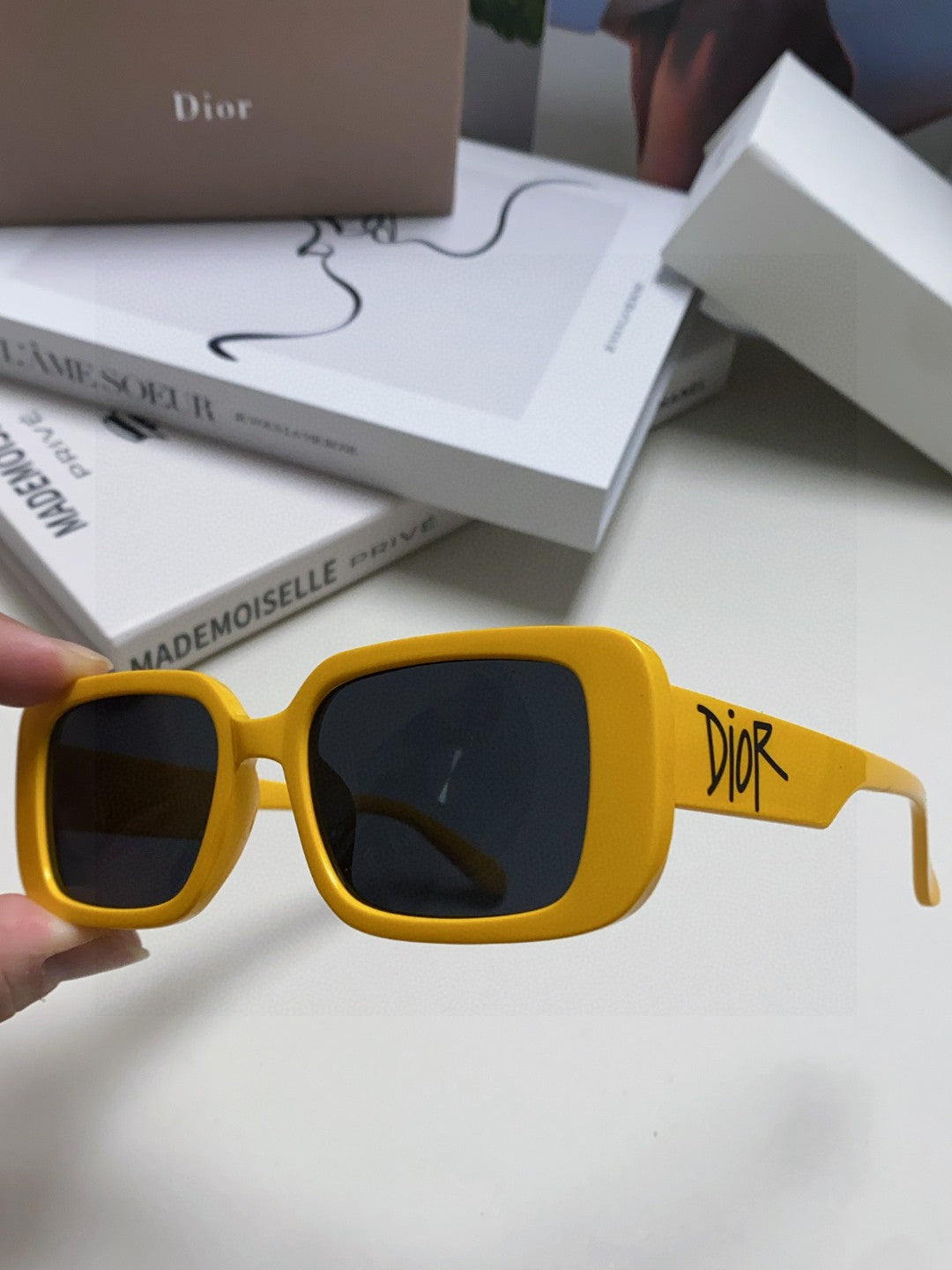 MONTAIGNE SUNGLASS 571593 IN YELLOW ACETATE TEXT LOGO - Product Image 6