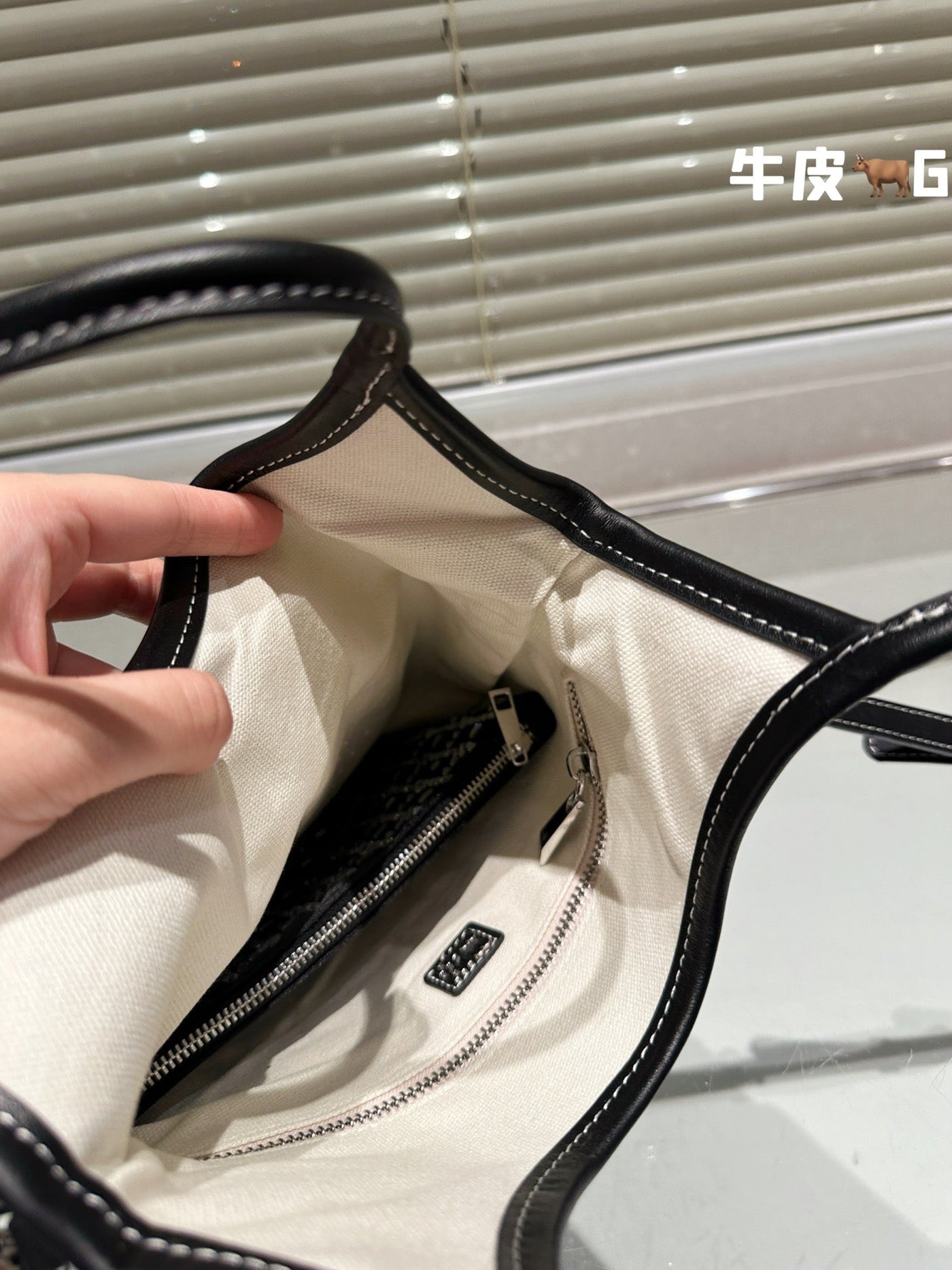 CRYSTAL TOTE 24 BAG IN BLACK CALFSKIN - Product Image 7