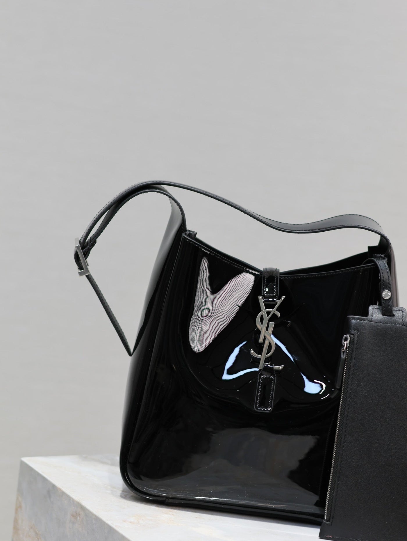 le 5a7 small 23cm black patent calfskin - Product Image 3