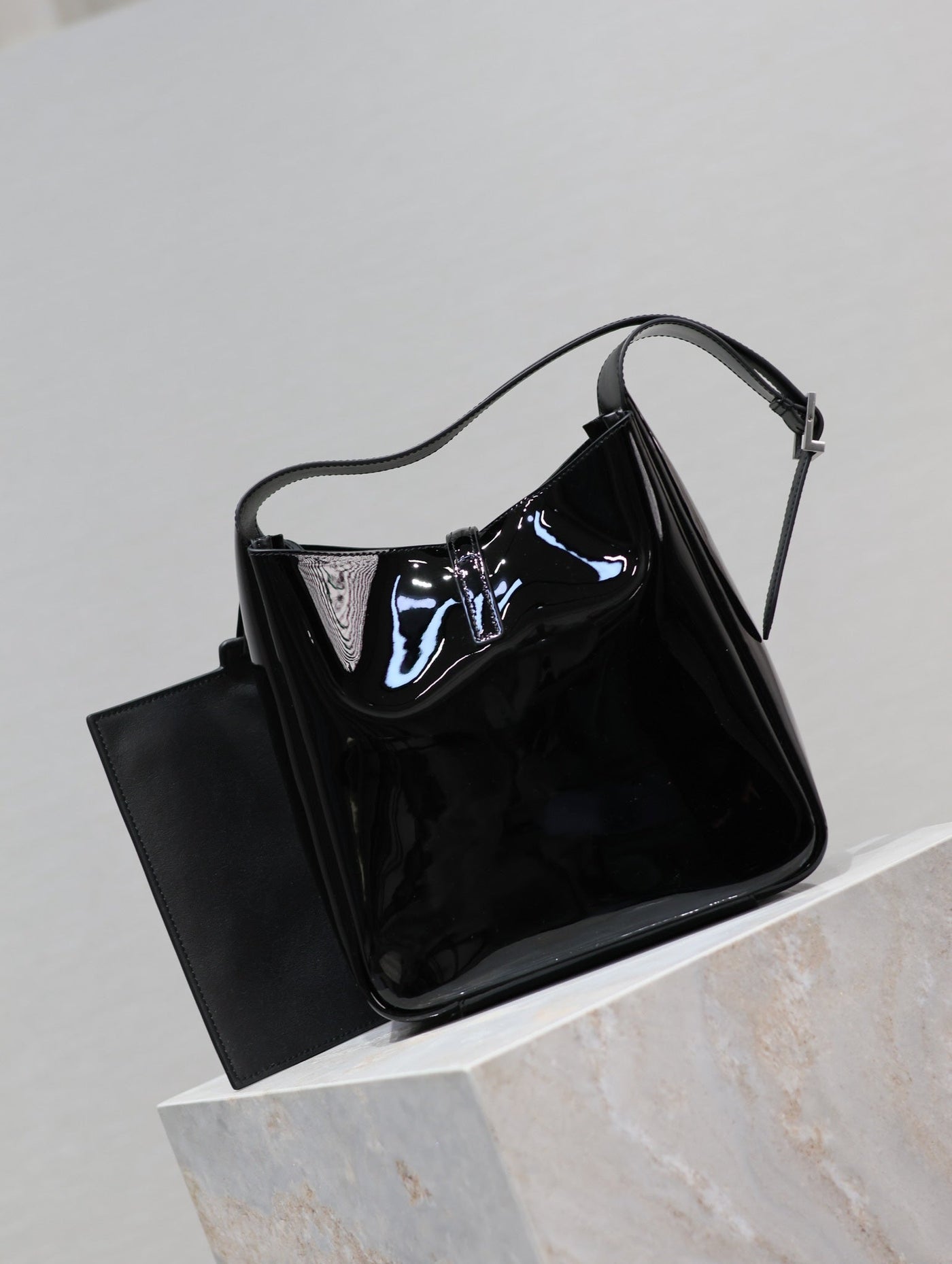 le 5a7 small 23cm black patent calfskin - Product Image 7